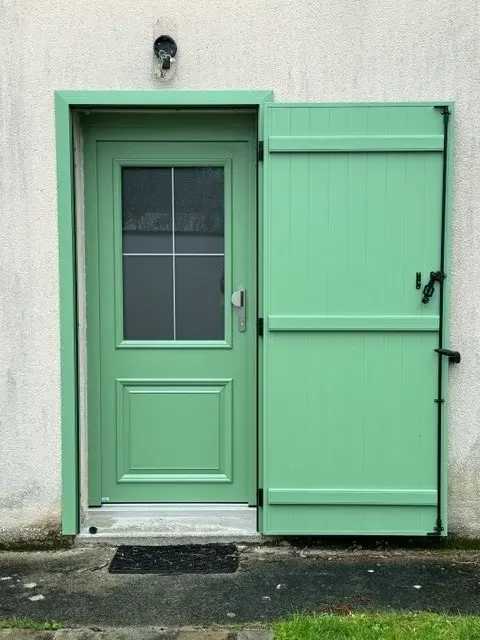 Portes d'entrée aluminium, bois et PVC sur mesure — réalisation R'Stoc
